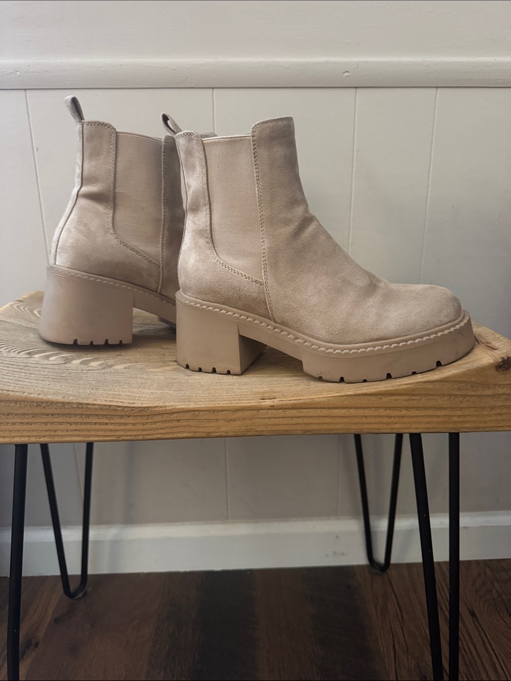 Madden Girl Women's Chelsea Platform Boot in Light Beige Size 7.5